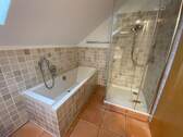 Bad mit Badewanne und Dusche - 