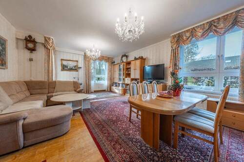 mit einem weiteren hellen Raum - 