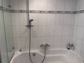 Badewanne mit Duschabtrennung - 