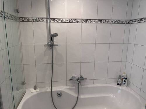 Badewanne mit Duschabtrennung - 