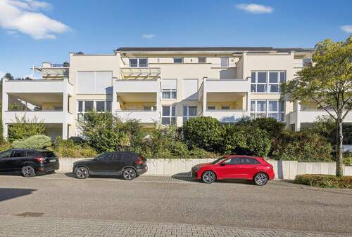 Straßenansicht 1 - Seltene Gelegenheit! - Seniorenfreundliche 4-Zimmer-Wohnung mit 2 Balkonen, TG-Stellplatz, Aufzug!