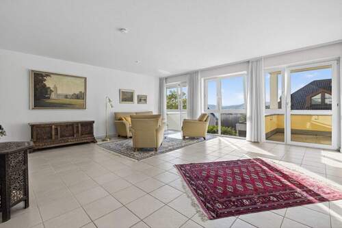 lichtdurchflutetes Wohnzimmer - 