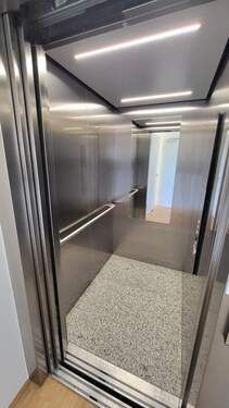 Mit dem Aufzug direkt in die Wohnung - Etagenwohnung mit 137,10 m&sup2; in Neu-Ulm zur Miete