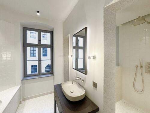 Wannenbad mit Fenster - 