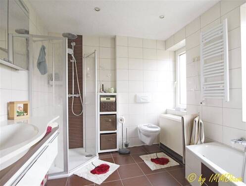 Bad mit Wanne und Dusche - 