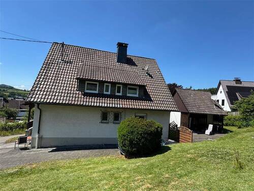 Garten-Ansicht - 6 Zimmer Mehrfamilienhaus, Wohnhaus zum Kaufen in Kirchhundem