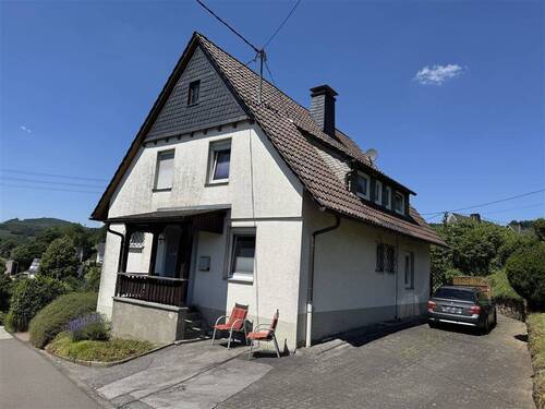 Straßen-Ansicht - 6 Zimmer Mehrfamilienhaus, Wohnhaus in Kirchhundem
