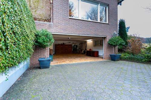 Tiefgarage mit Einfahrt - 