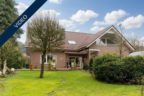 Gartenansicht - Großzügiges Einfamilienhaus mit stilvollem Interieur - Eigentumsgrundstück