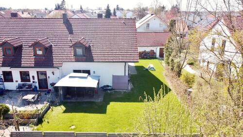 Hausansicht - Gepflegtes Reiheneckhaus mit großzügigem Grundstück