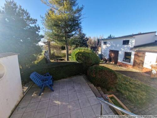 Blick in den Garten und zum Nebengelass von der Terrasse - Einfamilienhaus mit 125,00 m² in Geringswalde zum Kaufen