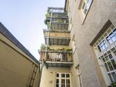 Hinterhof mit Balkonansicht - 