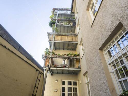 Hinterhof mit Balkonansicht - 