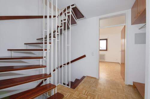 Treppenhaus und Garderobe EG - 