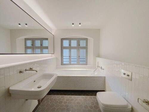 Wannenbad mit Fenster - 