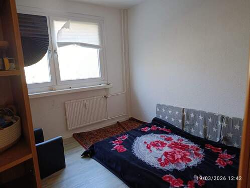 Schlafzimmer 2 (Mietermöbel) - 3 Zimmer Etagenwohnung in Halle (Saale)