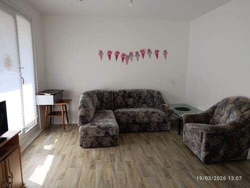 Wohnzimmer (Mietermöbel) - Etagenwohnung mit 57,30 m&sup2; in Halle (Saale) zur Miete