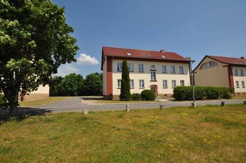 Straßenansicht - Kleine 3-Zi.-Whg. mit (auf Wunsch) Garage in Weißkeißel
