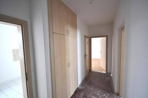 Flur mit Einbauschrank - 3 Zimmer Etagenwohnung zur Miete in Weißkeißel