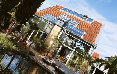 Helligkeit durch viel Glas - Architektenhaus mit wunderschönem mediterranem Garten!