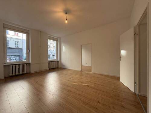 Zimmer - Bezugsfreie, attraktive 2-Zimmer-Altbauwohnung im Erdgeschoss im Herzen des urbanen Kreuzbergs!