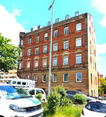 Parkfläche neben dem Haus - 6-Zi.-Altbauwohnung, 5 Schlafzi., renov.bedürftig, WG geeignet, Innenstadtlage,