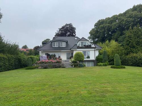 Rückwärtige Hausansicht - Etagenwohnung mit 152,40 m² in Uetersen zur Miete