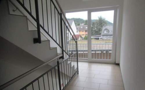 2025-09-17 046 bear. Treppenhaus.JPG - 3 Zimmer Etagenwohnung zum Kaufen in Wasserliesch