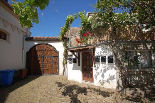 Romantischer Innenhof - Wohnen wo andere Urlaub machen: Mehrgenerationenhaus in beliebter Lage