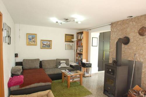 Wohnzimmer mit Kaminofen - Mehrfamilienhaus, Wohnhaus mit 389,00 m&sup2; in Neustadt an der Weinstraße zum Kaufen