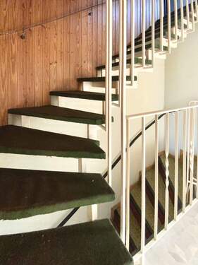 der Treppenzugang zum Dachgeschoss - 