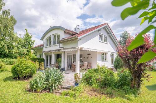 Außenansicht - Einfamilienhaus mit Einliegerwohnung, Doppelgarage und Gartenparadies in der Ravensburger Weststadt