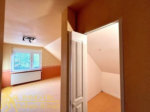 OG: Schlafzimmer mit Ankleideraum - 