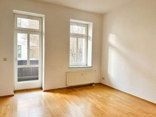 Wohnzimmer mit Balkonzugang - 