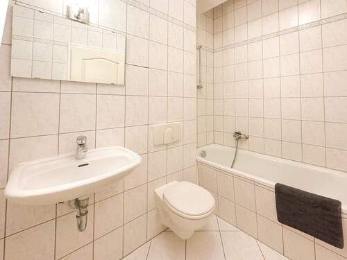 Badezimmer mit Wanne - 