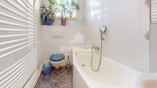 Badewanne / Bad - Etagenwohnung mit 50,00 m&sup2; in Berlin zum Kaufen