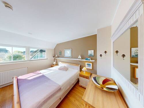Schlafzimmer 2 mit Zugang zur Ankleide im Dachgeschoss - 