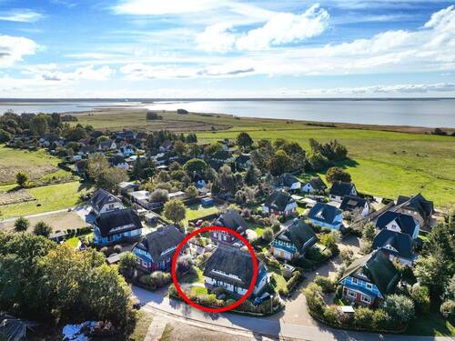 Luftbildaufnahme mit Blick zum Bodden - 4 Zimmer Doppelhaushälfte zum Kaufen in Born a. Darß