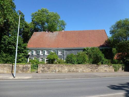 Gesamte Frontansicht mit Vorgarten - Mehrfamilienhaus, Wohnhaus in Hagen