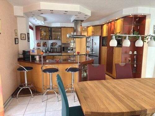 offene Küche mit Thekenbereich - 