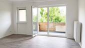 Wohnzimmer - Kernsanierte 2,5-Zimmer-DG-Wohnung mit Balkon & Blick - provisionsfrei
