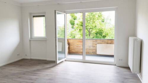 Wohnzimmer - Kernsanierte 2,5-Zimmer-DG-Wohnung mit Balkon & Blick - provisionsfrei