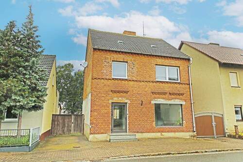 Hausansicht / Straßenseite - großes Einfamilienhaus mit Geschäftsfläche in Zahna-Elster OT Elster