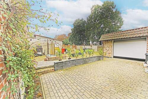 Hofbereich mit Garage - 