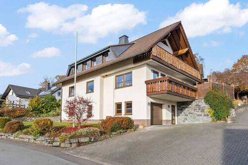 Bild - #KOMINOS IMMOBILIEN# Eigentumswohnung im Dachgeschoss eines gepflegten Zweifamilienhauses