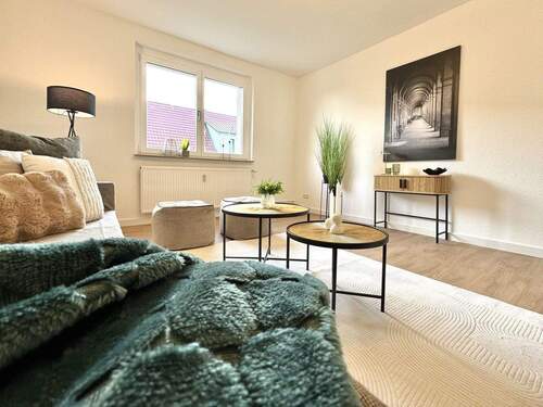 Wohnzimmer - Bezugsfertig! Modern sanierte 3-Zimmer-Wohnung nahe Boltenhagen - zwei PKW-Stellplätze inklusive.