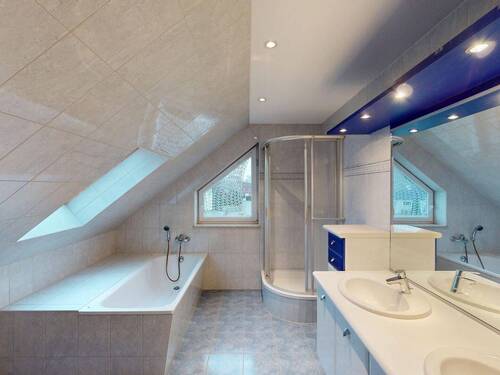 Tageslicht-Vollbad im Obergeschoss - 