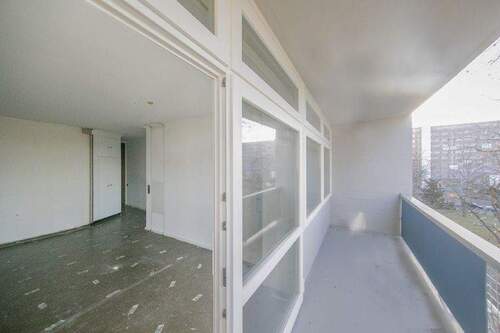 in den wohnraum - 3 Zimmer Etagenwohnung zum Kaufen in Berlin