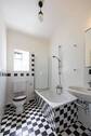 Helles Badezimmer mit Wanne - 