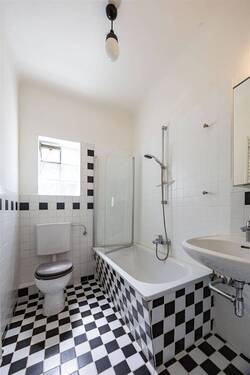 Helles Badezimmer mit Wanne - 
